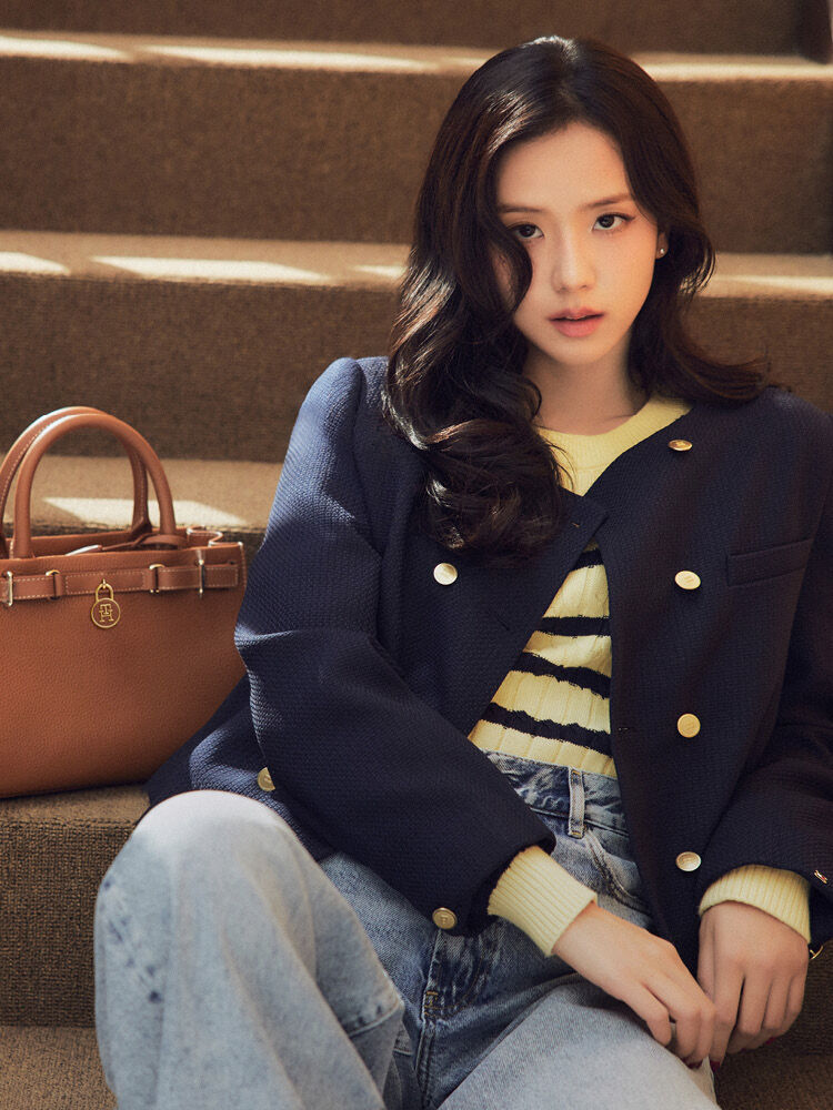 Tommy Hilfiger Holiday style, elevated with a prep twist. JISOO’s Hilfiger Holiday