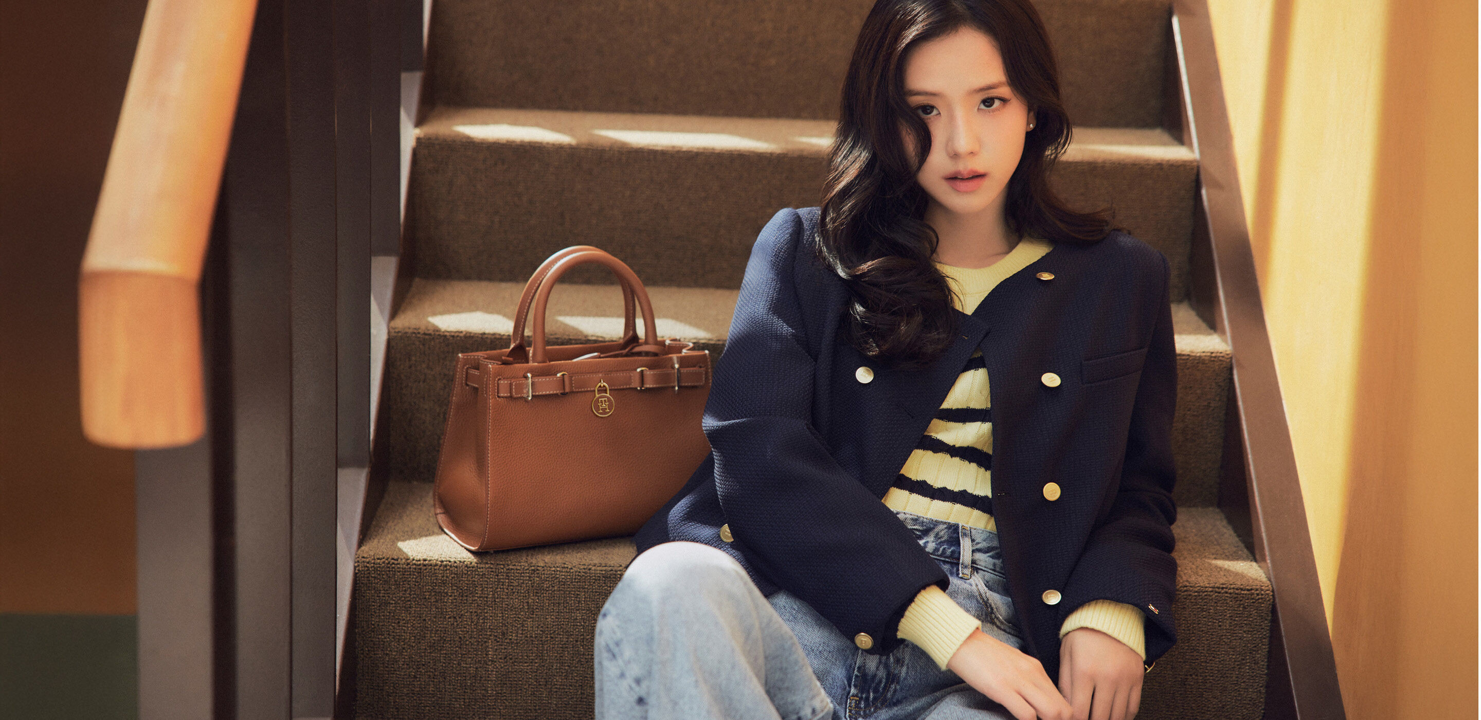 Tommy Hilfiger Holiday style, elevated with a prep twist. JISOO’s Hilfiger Holiday