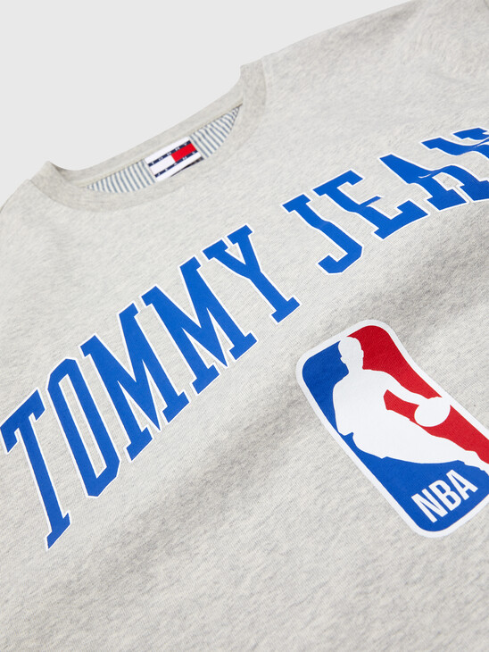 TOMMY JEANS & NBA BASKETBALL T-SHIRT