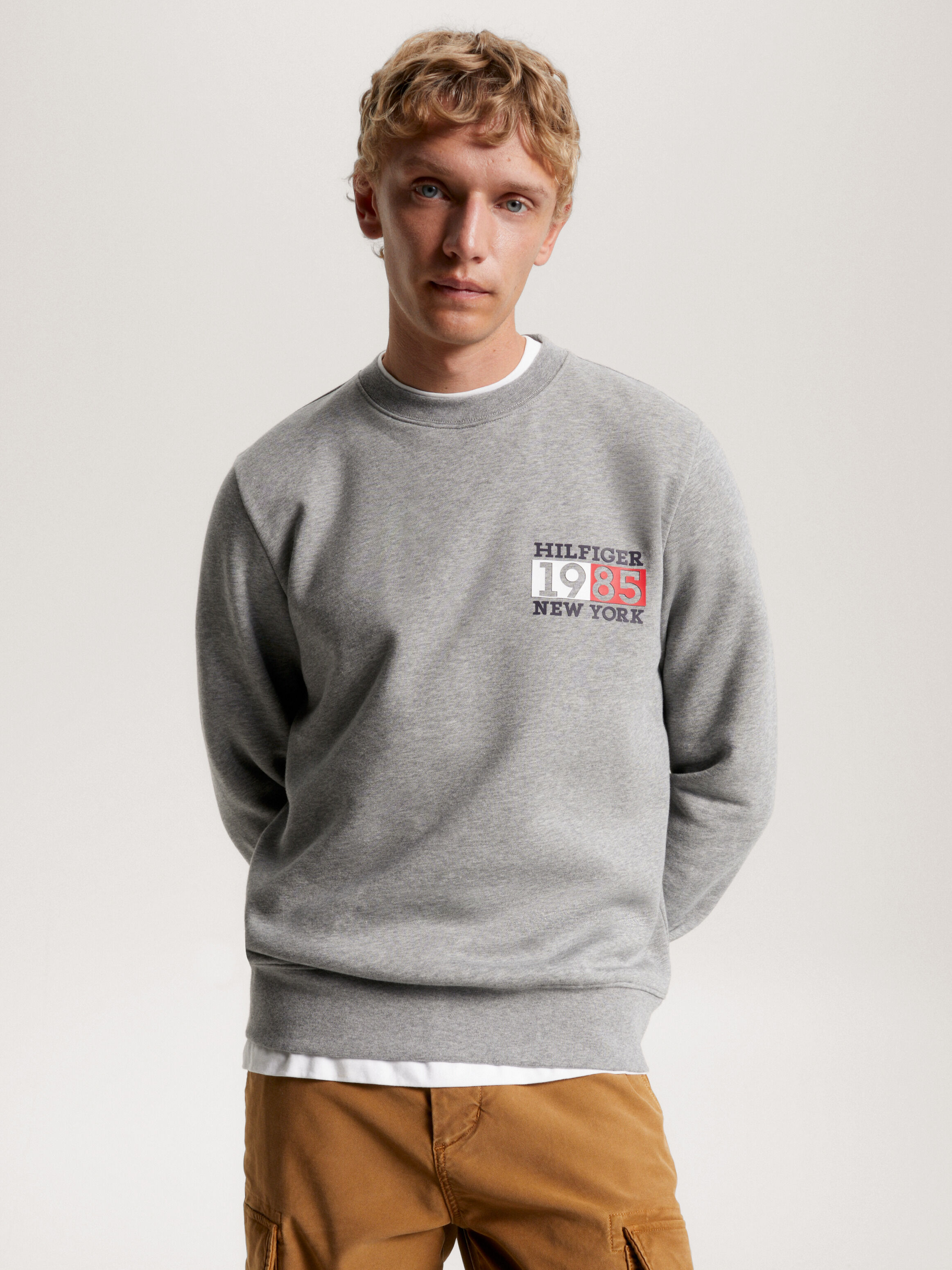 Tommy hilfiger chest flag logo sweatshirt store