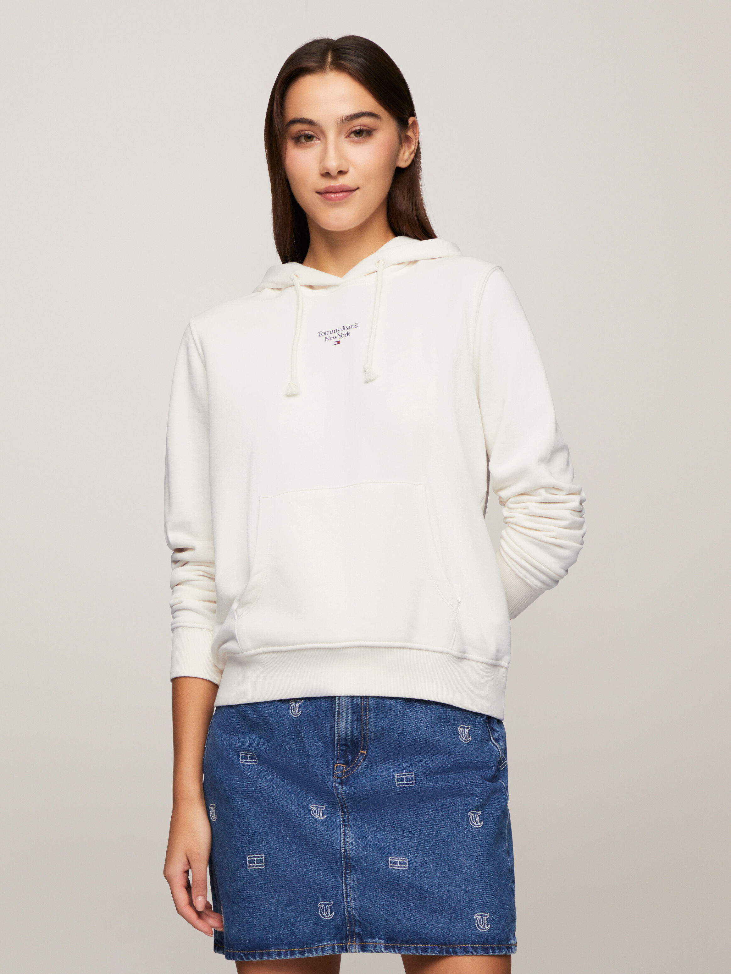 Tommy jeans essential logo hoodie deals