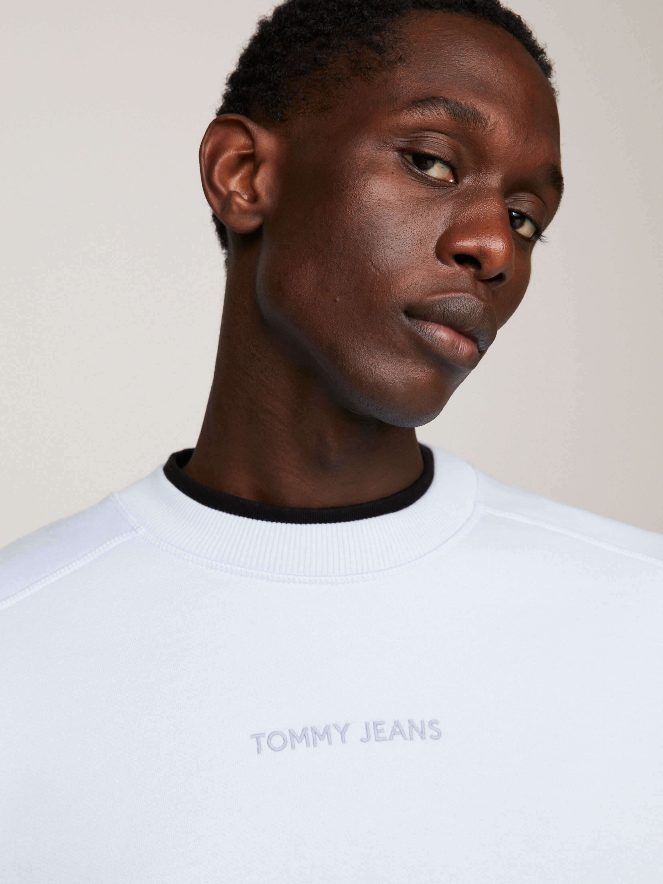 Tommy jeans deals white sweatshirt
