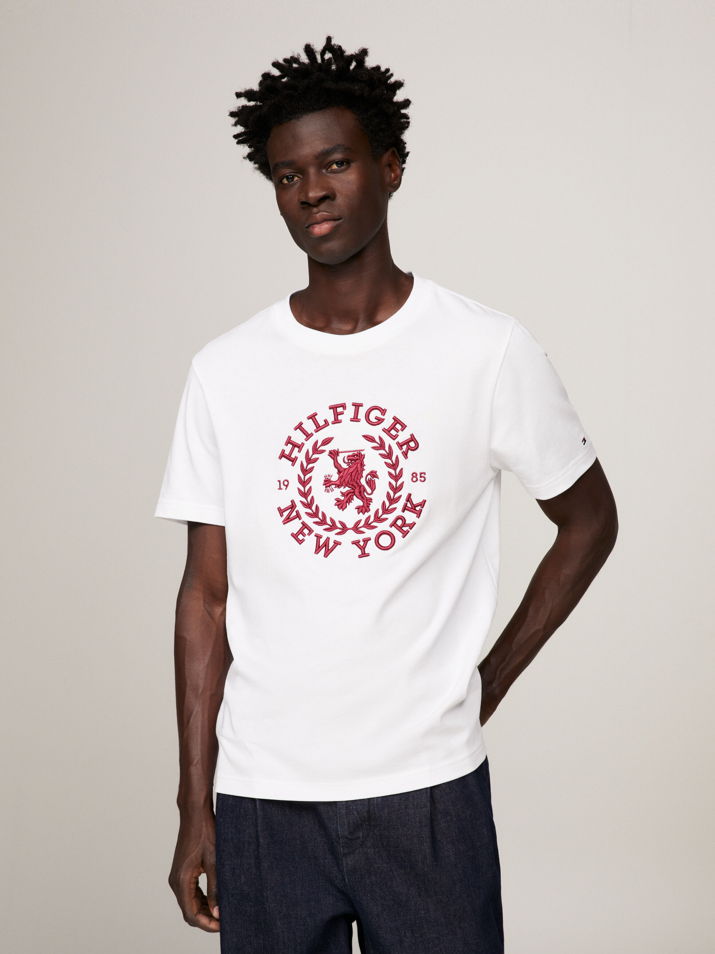 Tommy jeans crest t shirt hotsell