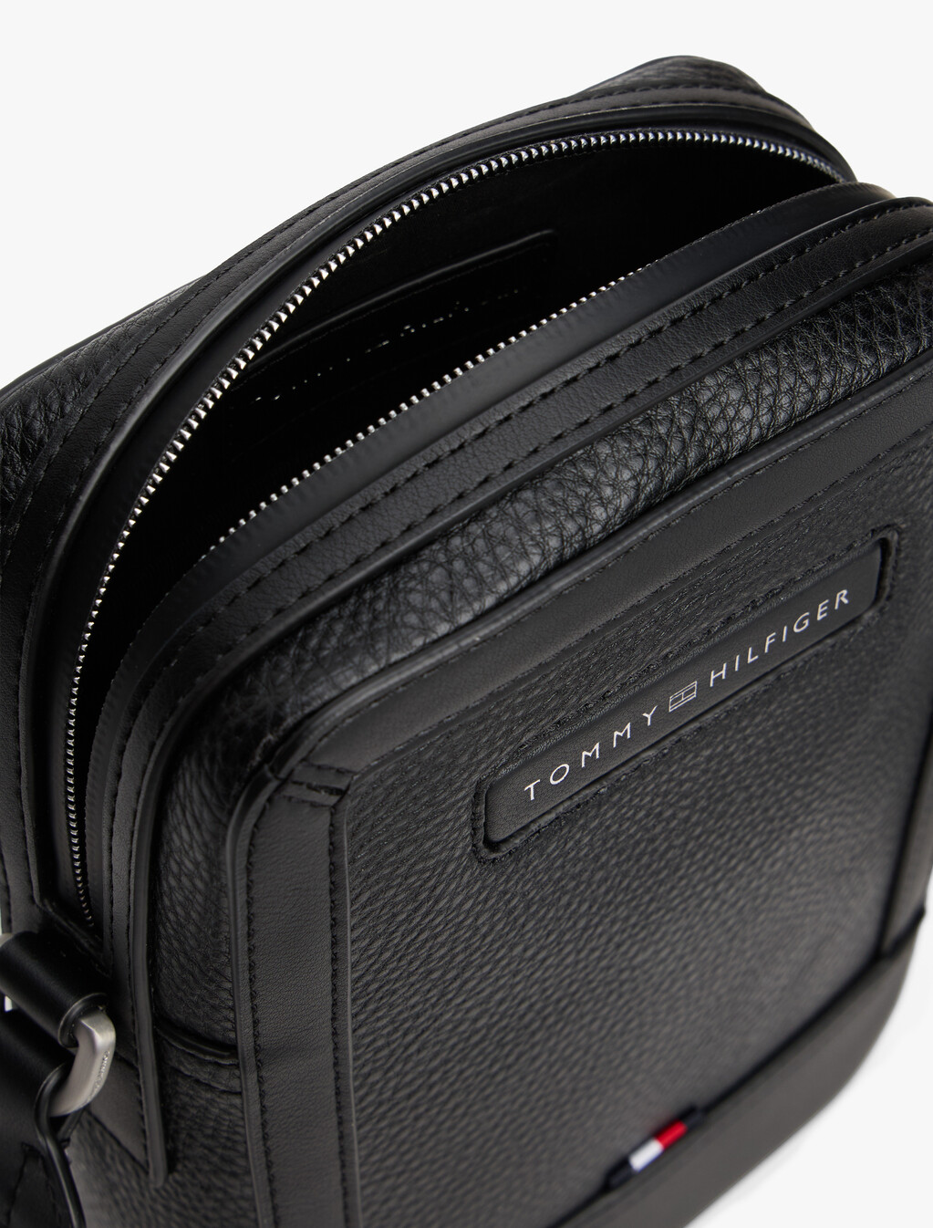 Pebble Grain Logo Crossbody Reporter Bag, Black, hi-res