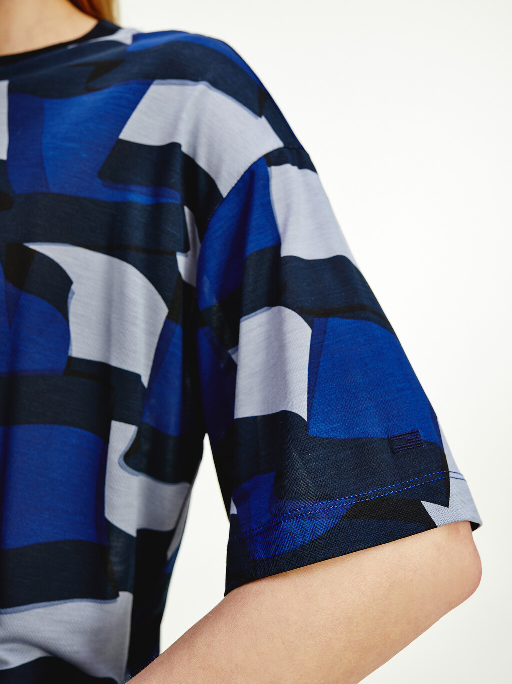 Icon Motion Flag Relaxed Top