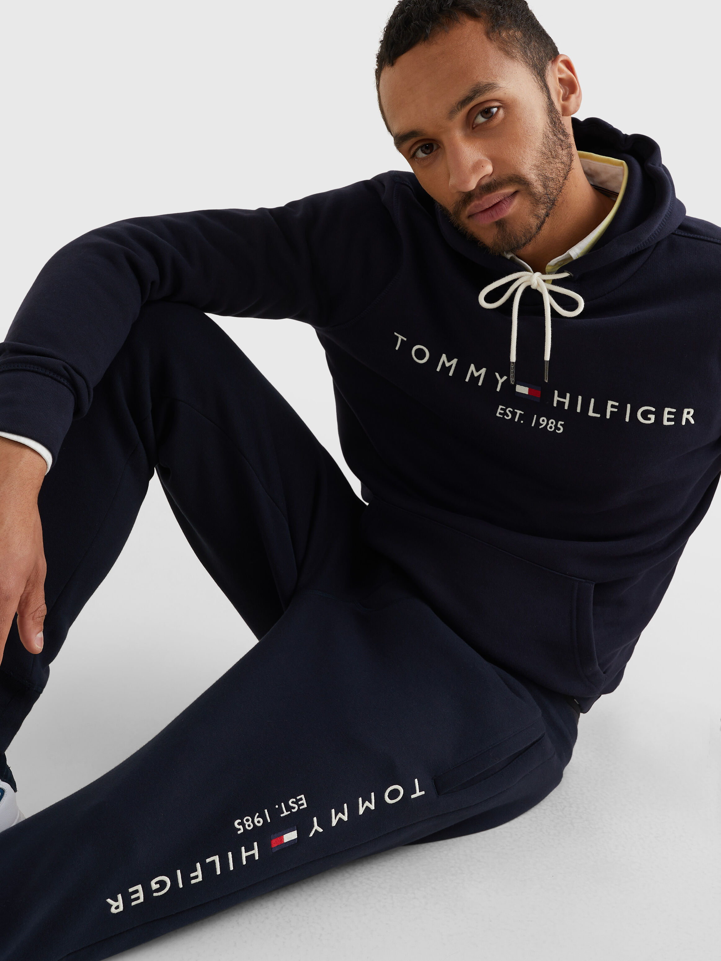 Essential logo store sweatshirt tommy hilfiger