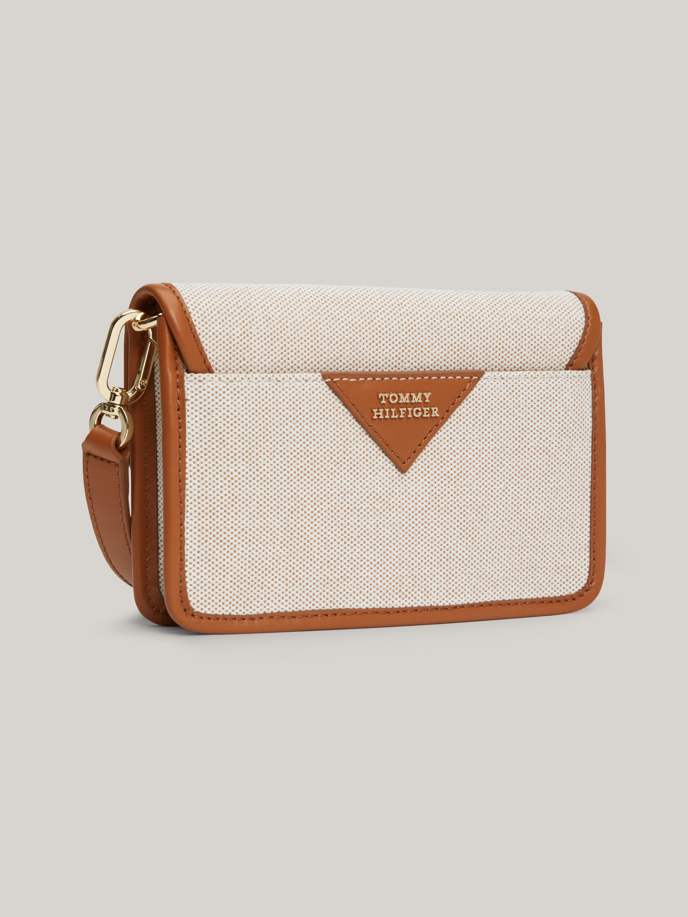 Tommy hilfiger statement crossover hot sale bag