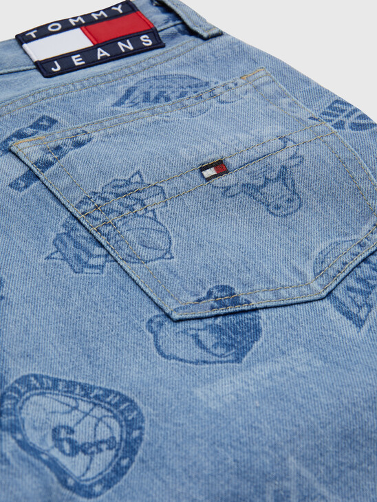 TOMMY JEANS & NBA ALL OVER LOGO JEANS