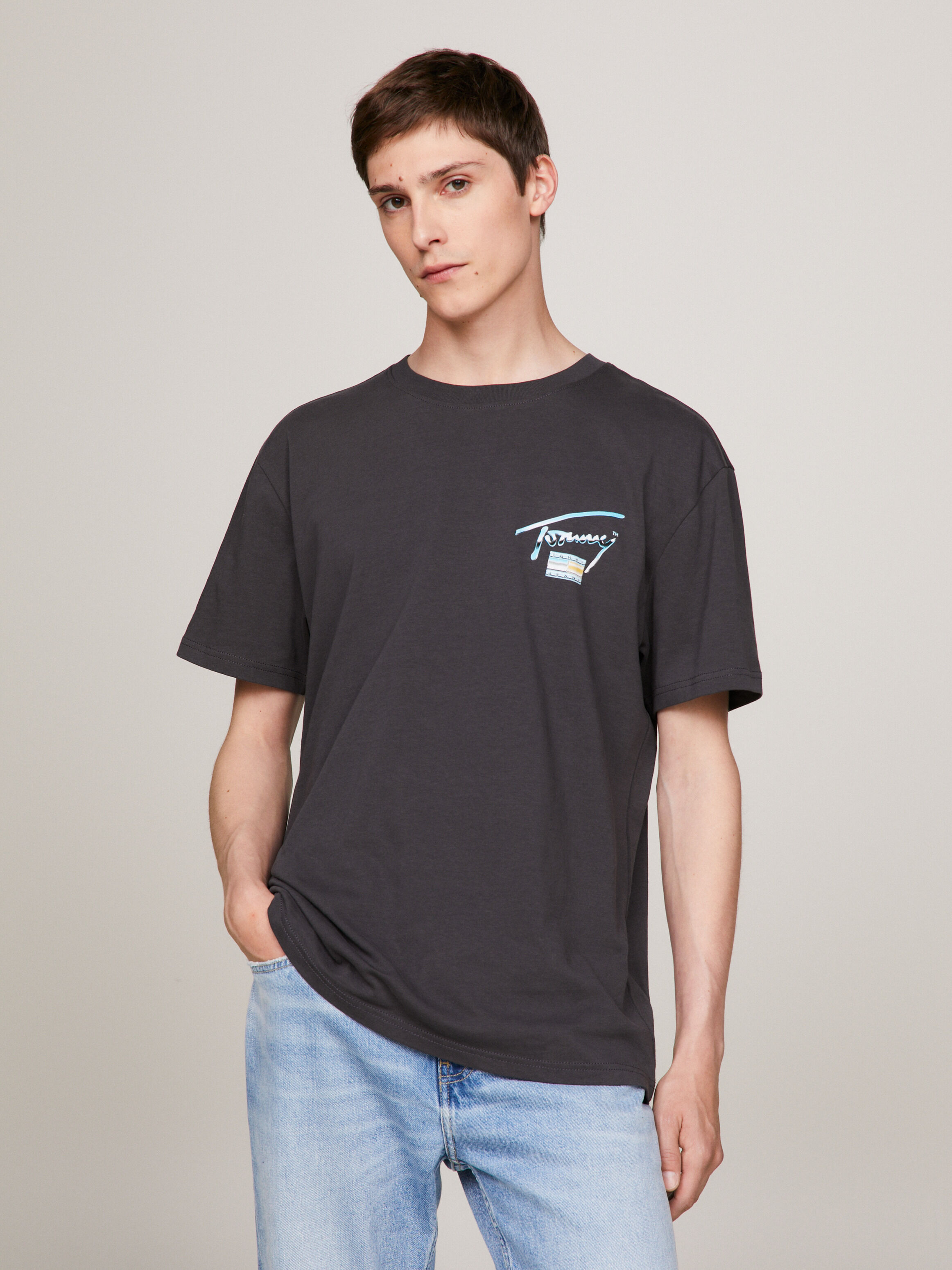 Tommy jeans metallic logo deals t shirt