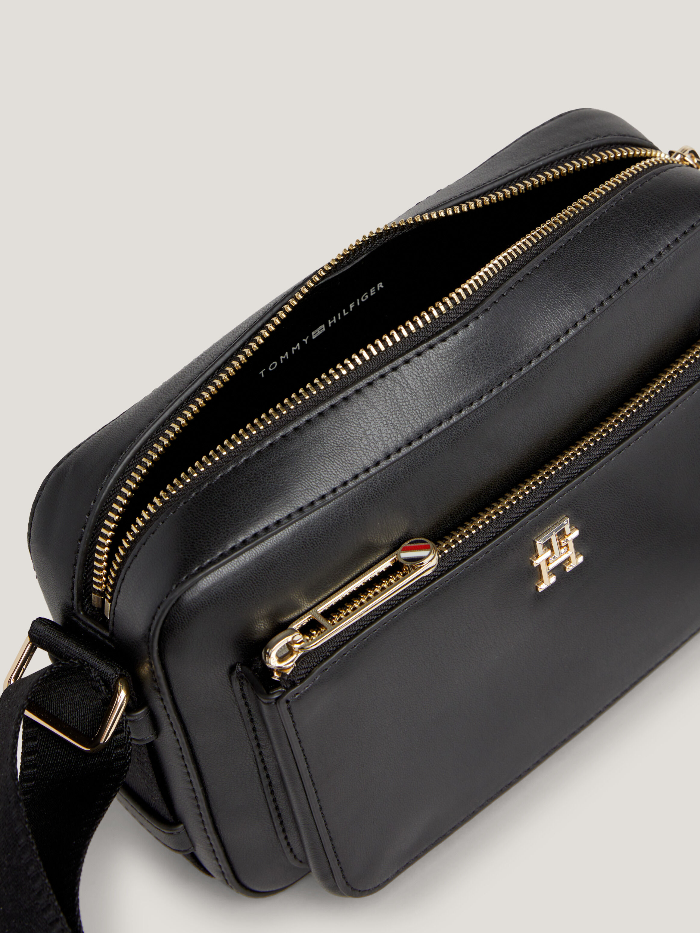 Tommy hilfiger boxy crossbody bag 2025
